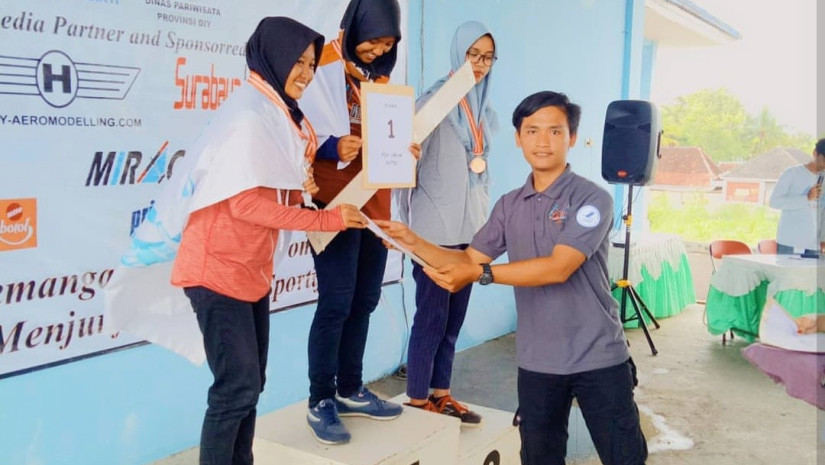 ATLET AEROMODELLING STTA RAIH JUARA KEDUA DALAM IST AKPRIND FLYING CONTEST 2019