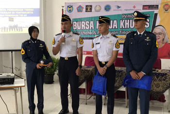 ITD ADISUTJIPTO BERIKAN PEMBEKALAN KEPADA CALON WISUDAWAN SMK DIRGANTARA PUTRA BANGSA