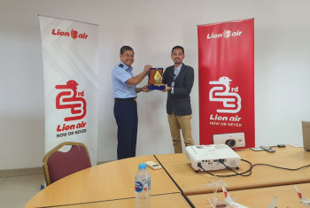 REKTOR ITD ADISUTJIPTO KUNJUNGI BATAM AERO TECHNIC