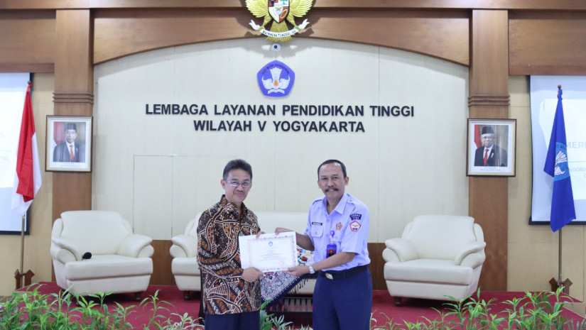 ITD ADISUTJIPTO RAIH PENGHARGAAN PENGELOLA MEDIA SOSIAL TERBAIK KE-2 SE PTS LLDIKTI WILAYAH V YOGYAKARTA