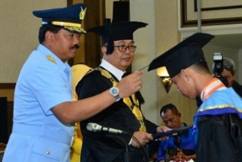 213 MAHASISWA STT ADISUTJIPTO DIWISUDA