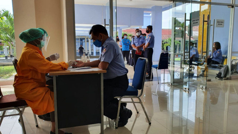 STTA GELAR RAPID TEST UNTUK DOSEN DAN KARYAWANNYA DI RSPAU DR.S. HARDJOLUKITO