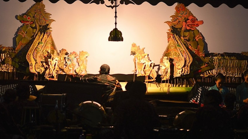 PAGELARAN WAYANG KULIT KI SENO NUGROHO DALAM SEMARAK DIES NATALIS KE-16 STTA