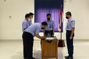 REKTOR ITD ADISUTJIPTO LANTIK 12 PEJABAT STRUKTURAL