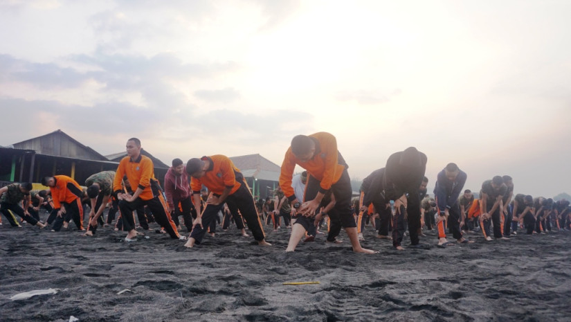 KEGIATAN WISATA ALAM DEPARTEMEN D-III AERONAUTIKA DI GOA CERME DAN PANTAI DEPOK