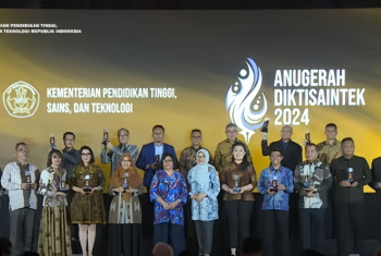ITD ADISUTJIPTO RAIH PENGHARGAAN SILVER DALAM ANUGERAH DIKTISAINTEK 2024