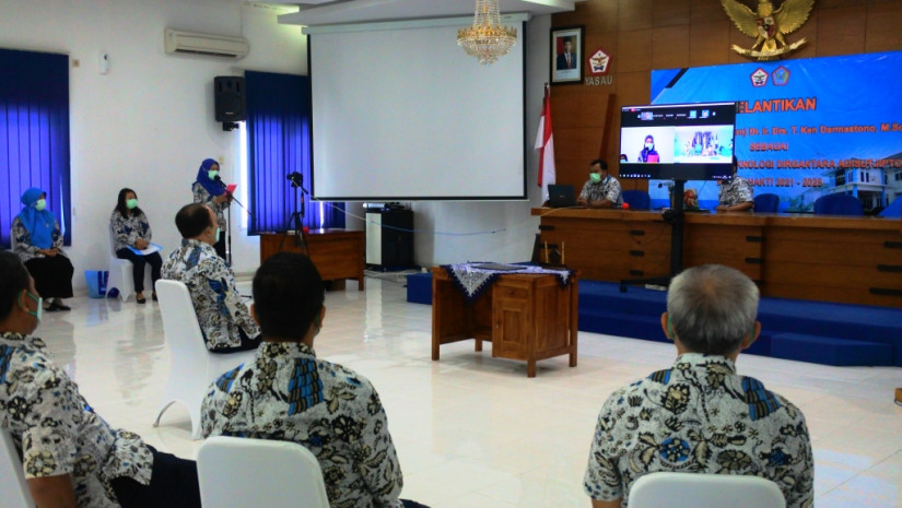 REKTOR PERTAMA ITD ADISUTJIPTO RESMI DILANTIK