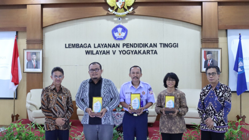 ITD ADISUTJIPTO RAIH PENGHARGAAN PENGELOLA MEDIA SOSIAL TERBAIK KE-2 SE PTS LLDIKTI WILAYAH V YOGYAKARTA