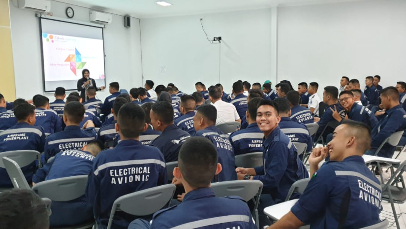 MAHASISWA D3 AERONAUTIKA  BELAJAR PUBLIC SPEAKING DENGAN TRAINER RANNY ALBANNY