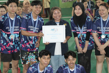 TIM UKM BADMINTON ITD ADISUTJIPTO RAIH JUARA 2 BEREGU DI YOUTH BADMINTON LOVERS TOURNAMENT 2025