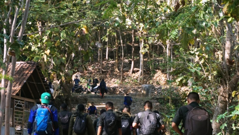 KEGIATAN WISATA ALAM DEPARTEMEN D-III AERONAUTIKA DI GOA CERME DAN PANTAI DEPOK