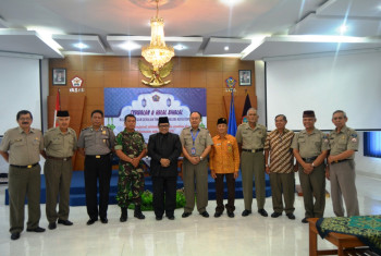 SYAWALAN & HALAL BIHALAL KELUARGA BESAR SEKOLAH TINGGI TEKNOLOGI ADISUTJIPTO “Dengan mempererat silahturahmi kita jalin persatuan dan kebersamaan antar anggota STTA”