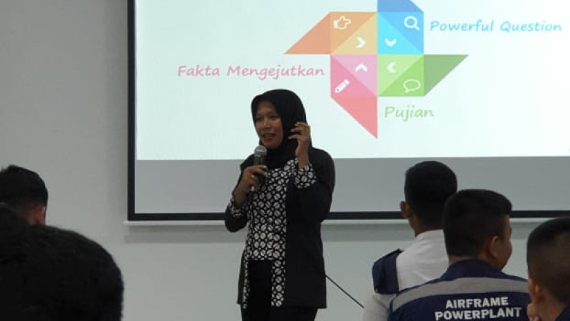 MAHASISWA D3 AERONAUTIKA  BELAJAR PUBLIC SPEAKING DENGAN TRAINER RANNY ALBANNY